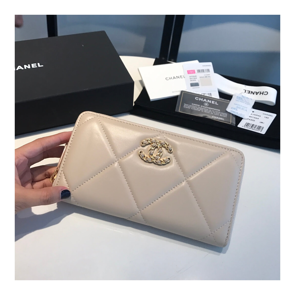 Chanel 19 Long Zipped Wallet AP0946