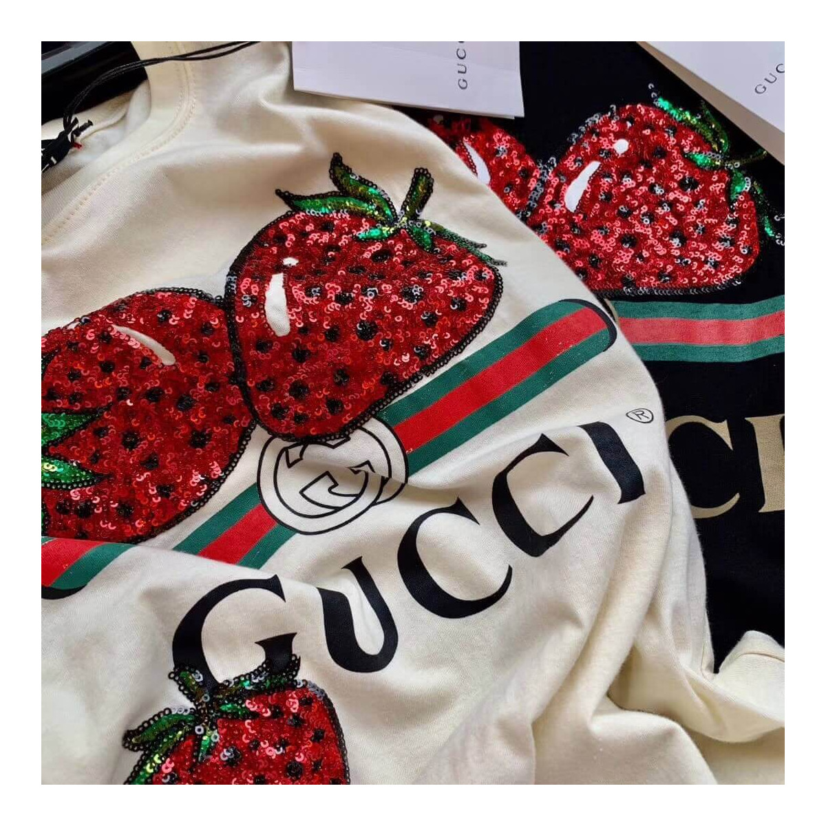 Gucci T-shirt with Strawberry Print 565806