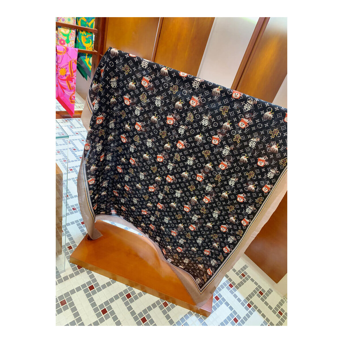 Louis Vuitton Monogram Cup Shawl M76130