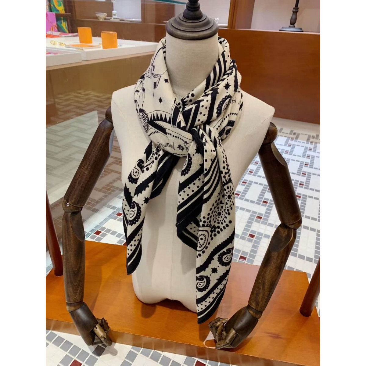 Hermes Couvertures Et Tenues De Jour Bandana Shawl 140 H243507