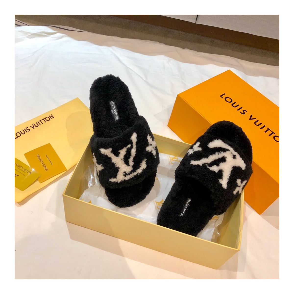 Louis Vuitton Bom Dia Flat Mules Shearling 1A8CXB