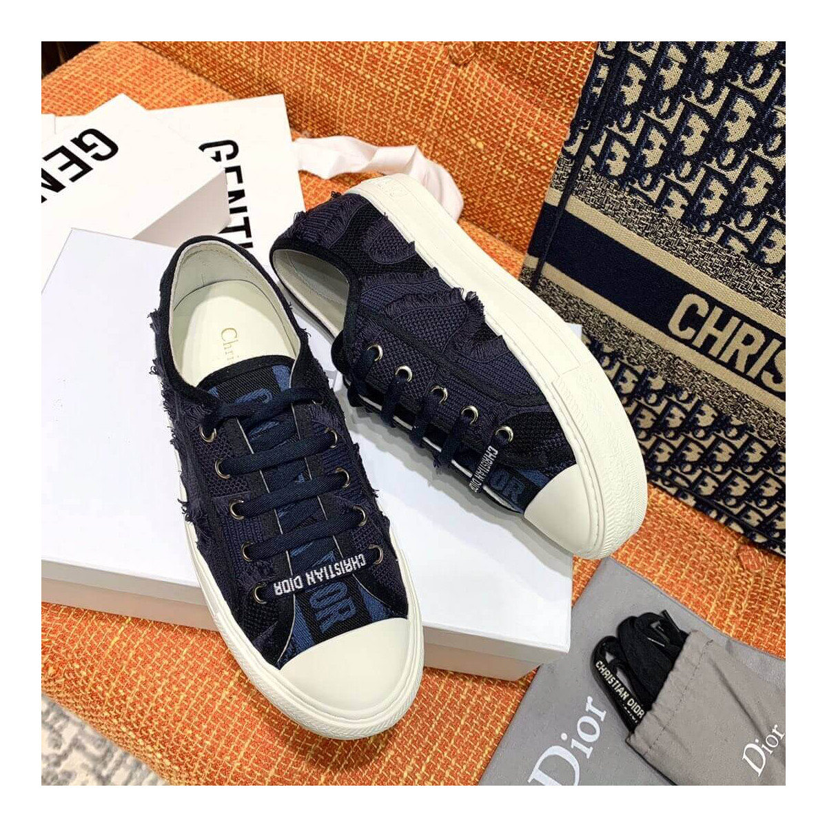 Christian Dior Walk&#039;N&#039;Dior Sneaker In Embroidered Cotton 21187