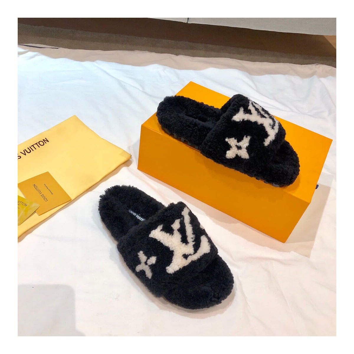 Louis Vuitton Bom Dia Flat Mules Shearling 1A8CXB