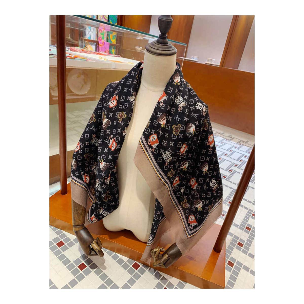 Louis Vuitton Monogram Cup Shawl M76130