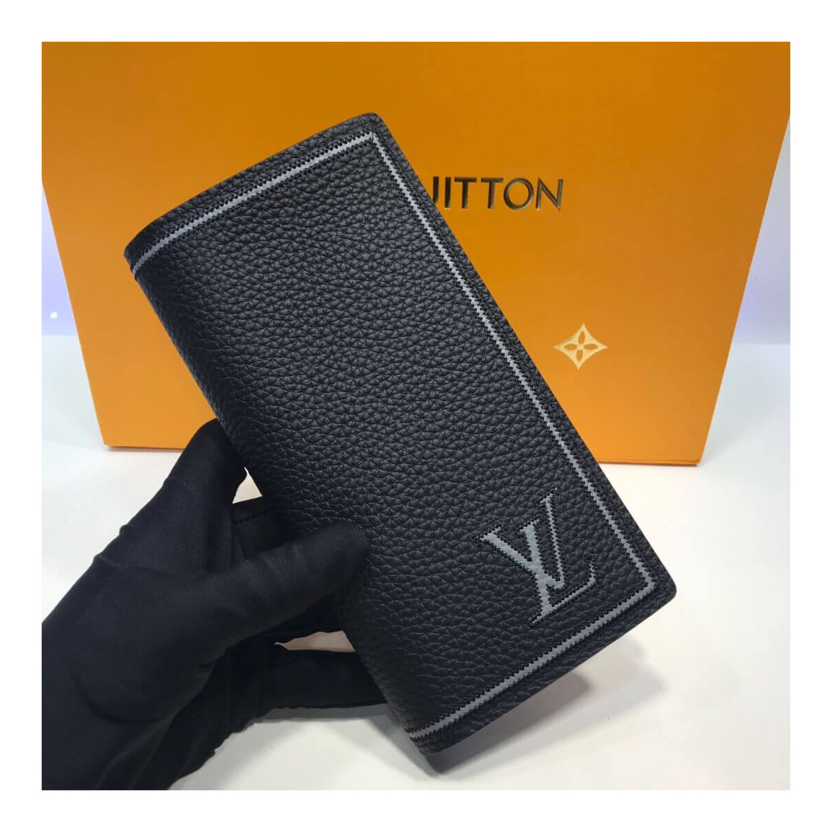 Louis Vuitton Taurillon Leather Brazza Wallet M66540