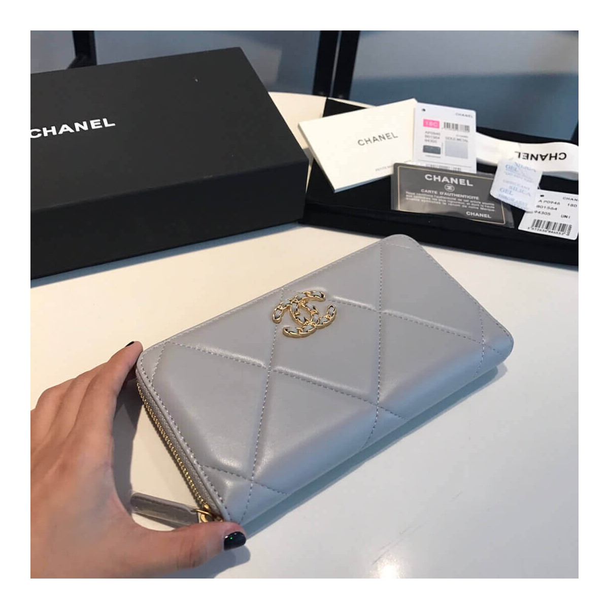 Chanel 19 Long Zipped Wallet AP0946