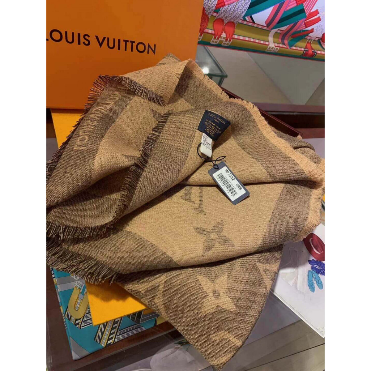 Louis Vuitton Monogram Giant Shawl MP2412 MP2382