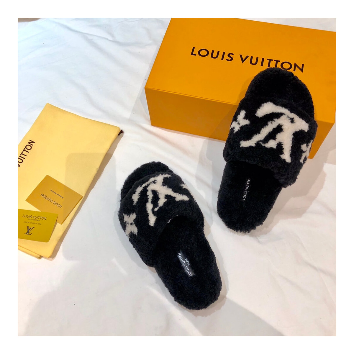 Louis Vuitton Bom Dia Flat Mules Shearling 1A8CXB