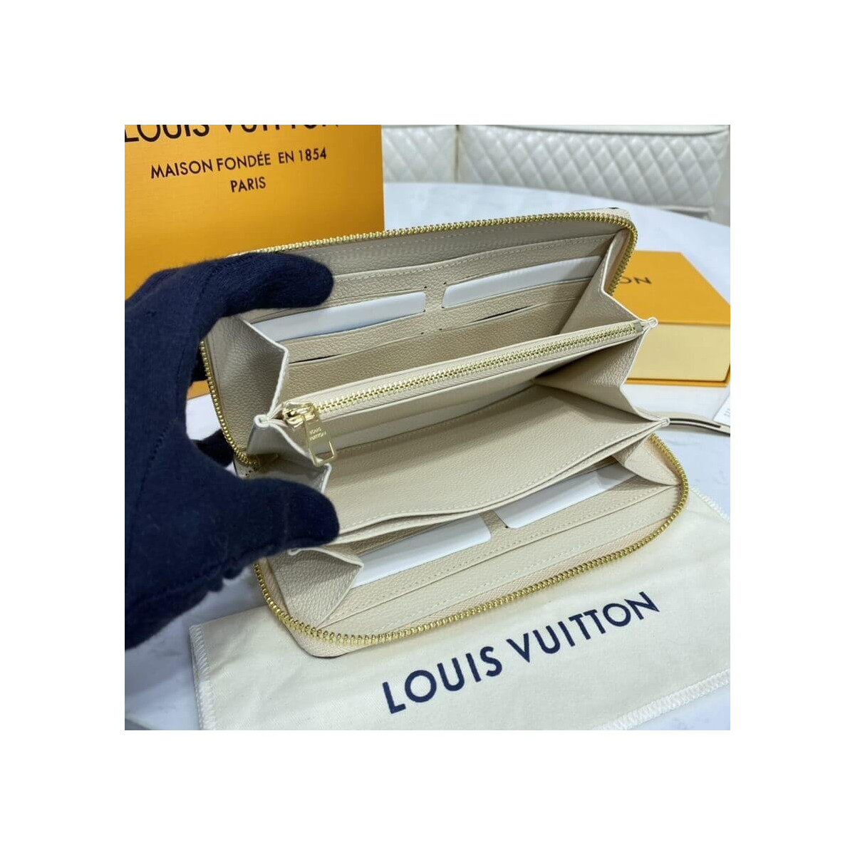 Louis Vuitton Zippy Wallet M80402