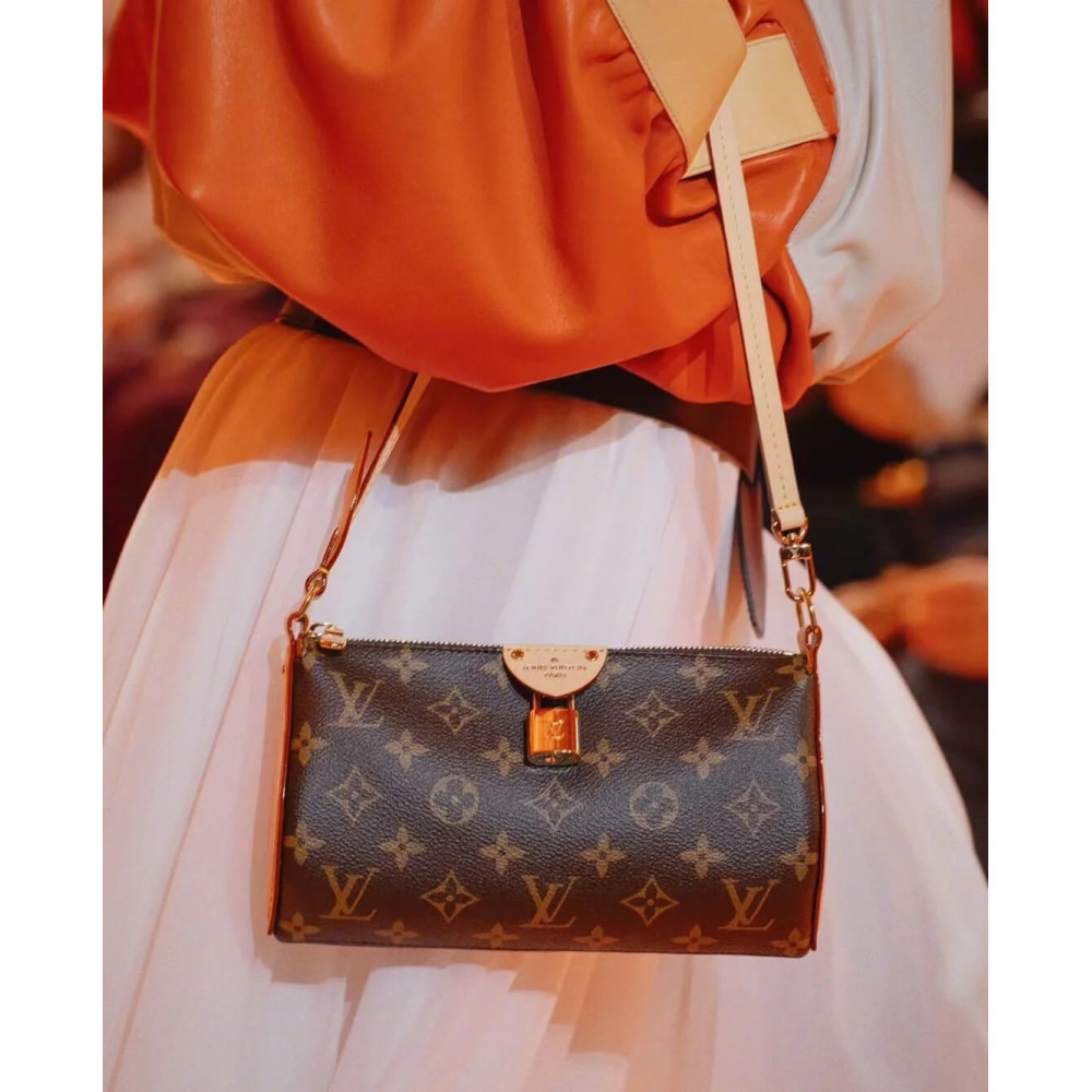 Louis Vuitton Monogram CanvasPochette Tirette M47123