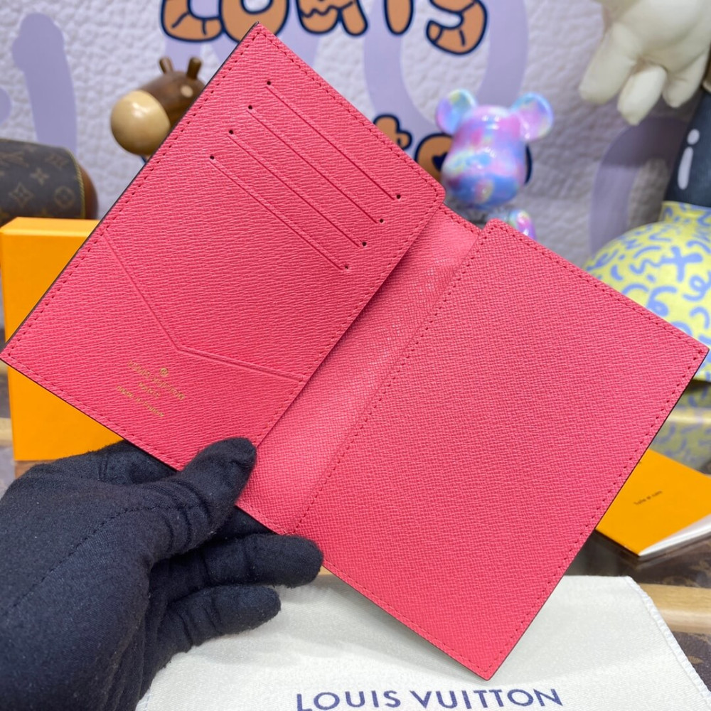 Louis Vuitton Vivienne Sailing Passport Cover M82625