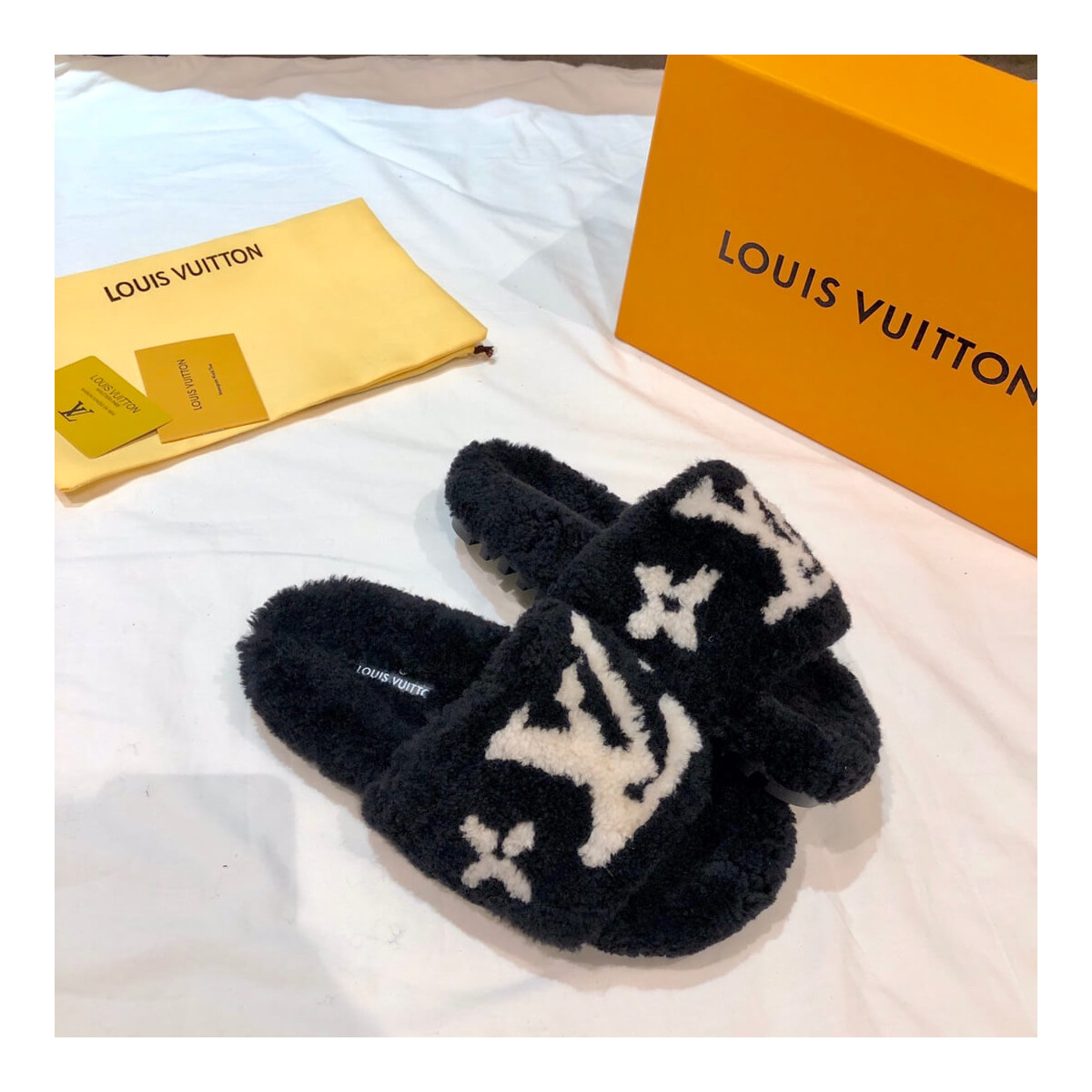 Louis Vuitton Bom Dia Flat Mules Shearling 1A8CXB