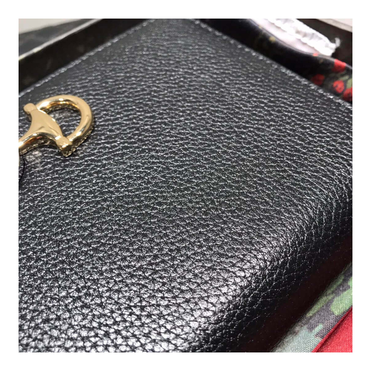 Gucci Zumi Grainy Leather Zip Around Wallet 570661