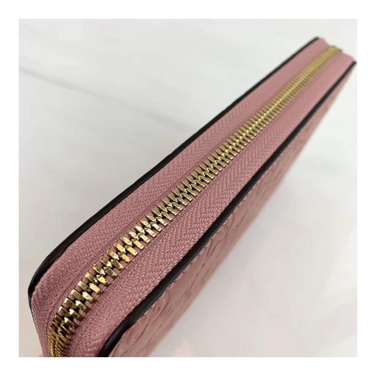 Gucci Signature Zip Around Wallet 410102