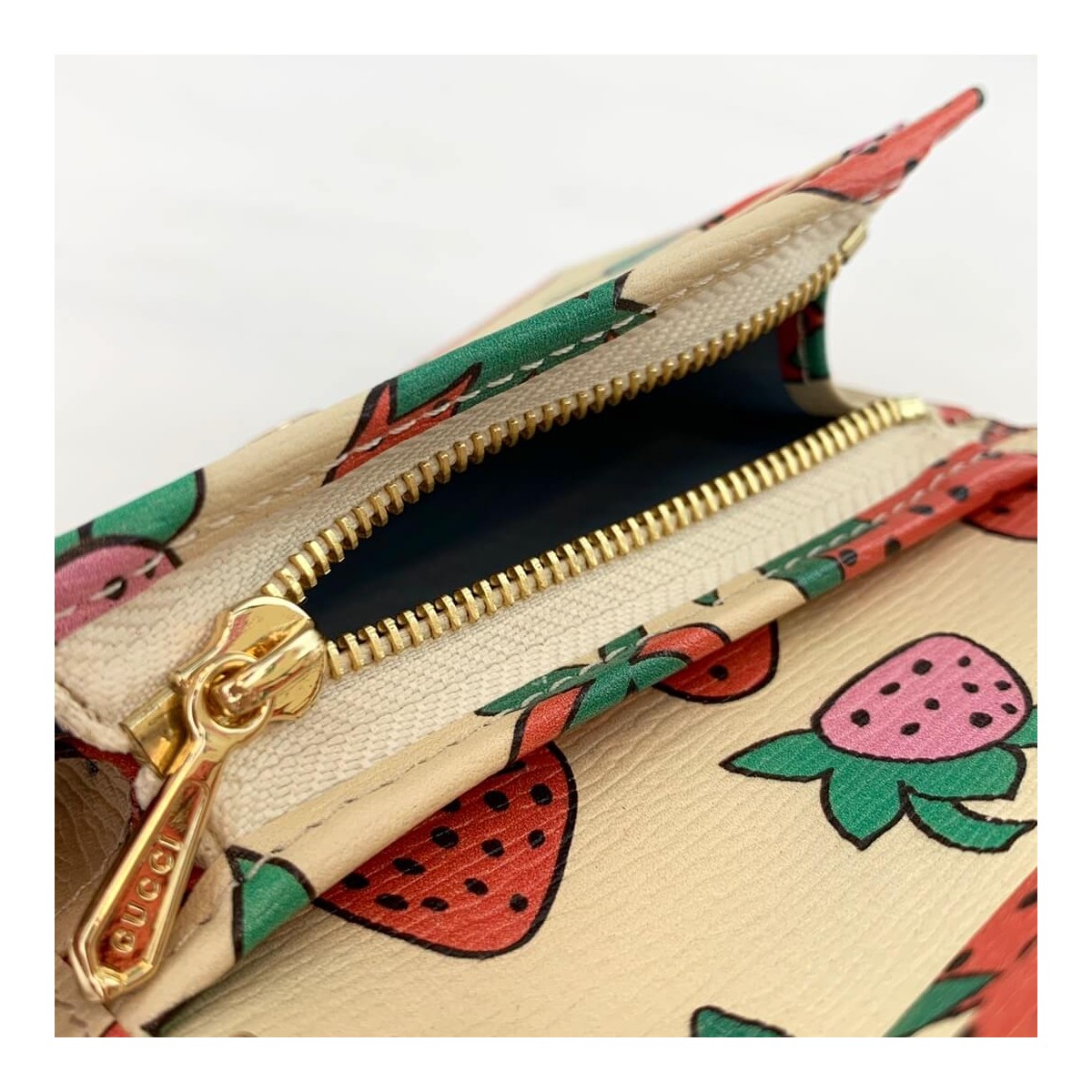 Gucci Zumi Strawberry Print Card Case Wallet 570660