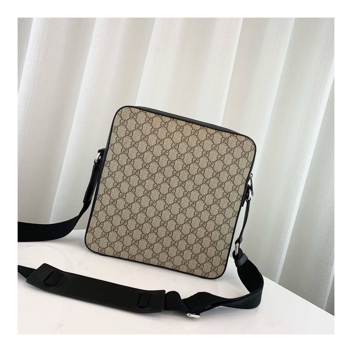 Gucci GG Supreme Flat Messenger 473878