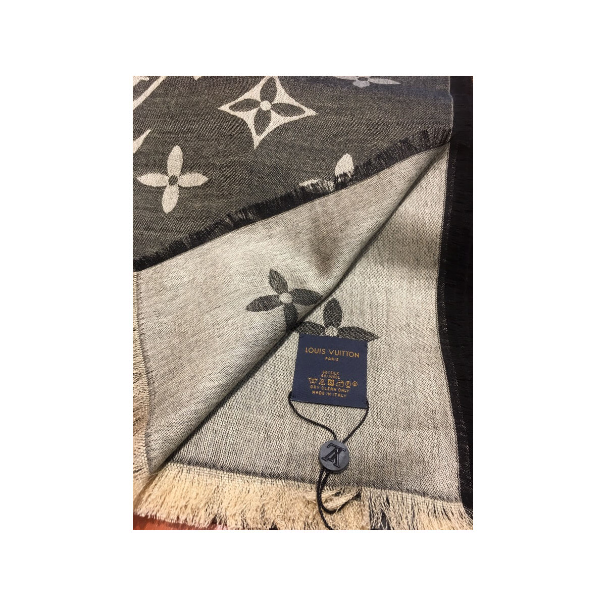 Louis Vuitton Daily Monogram Stole M70674