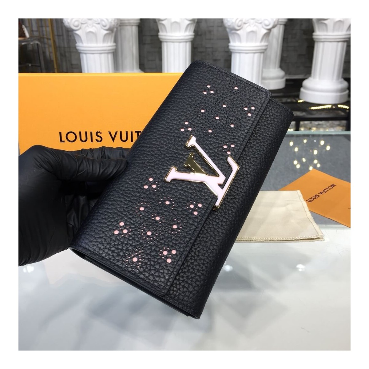 Louis Vuitton Taurillon Leather Capucines Wallet M62556