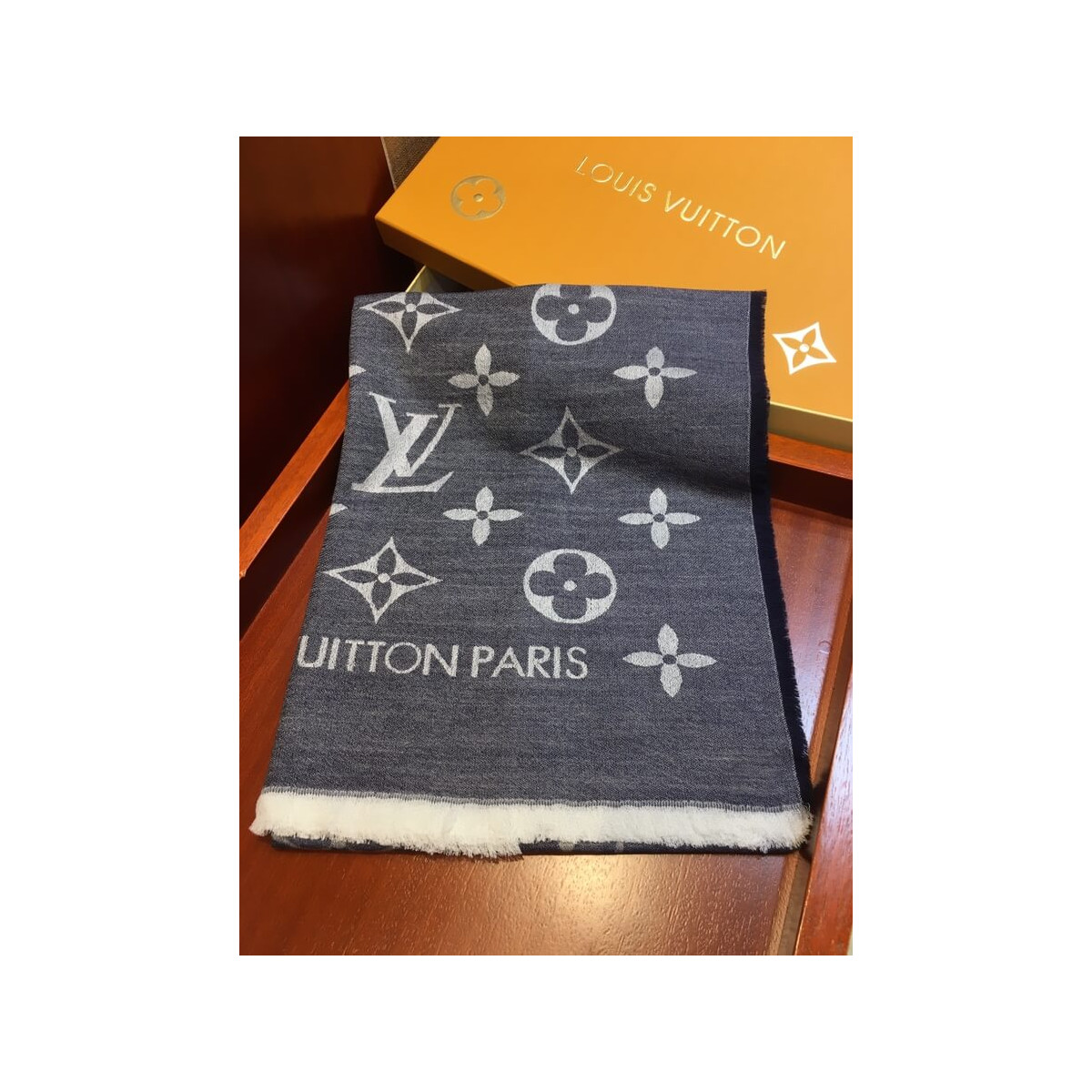 Louis Vuitton Daily Monogram Stole M70674