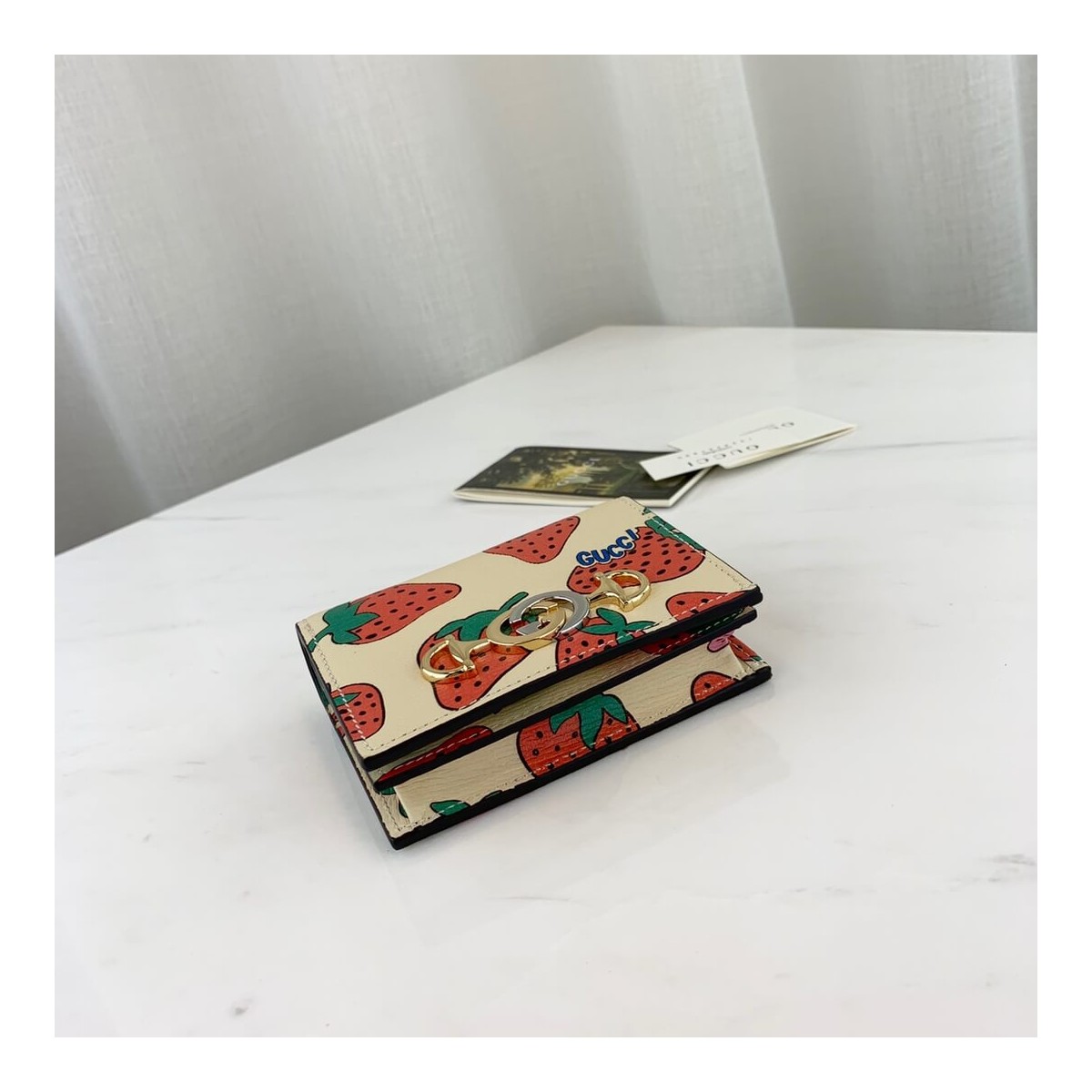 Gucci Zumi Strawberry Print Card Case Wallet 570660