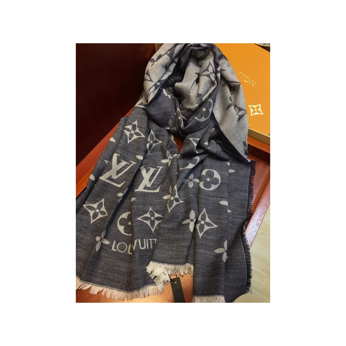 Louis Vuitton Daily Monogram Stole M70674