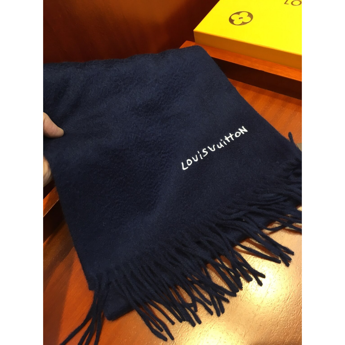 Louis Vuitton Reykjavik Scarf M71040