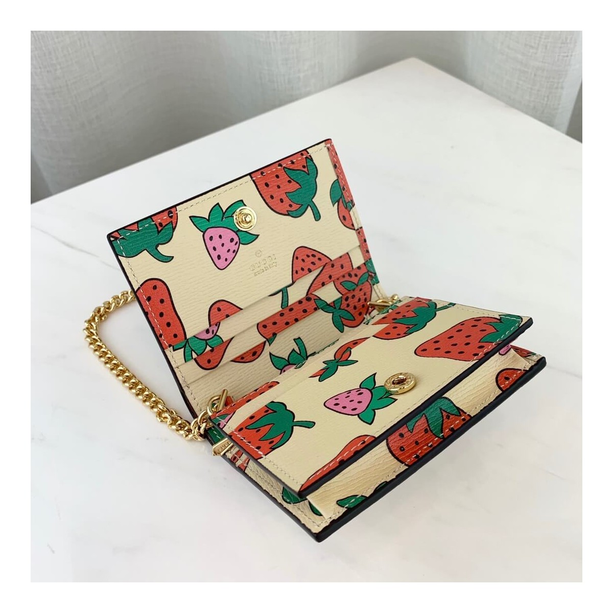 Gucci Zumi Strawberry Print Card Case Wallet 570660