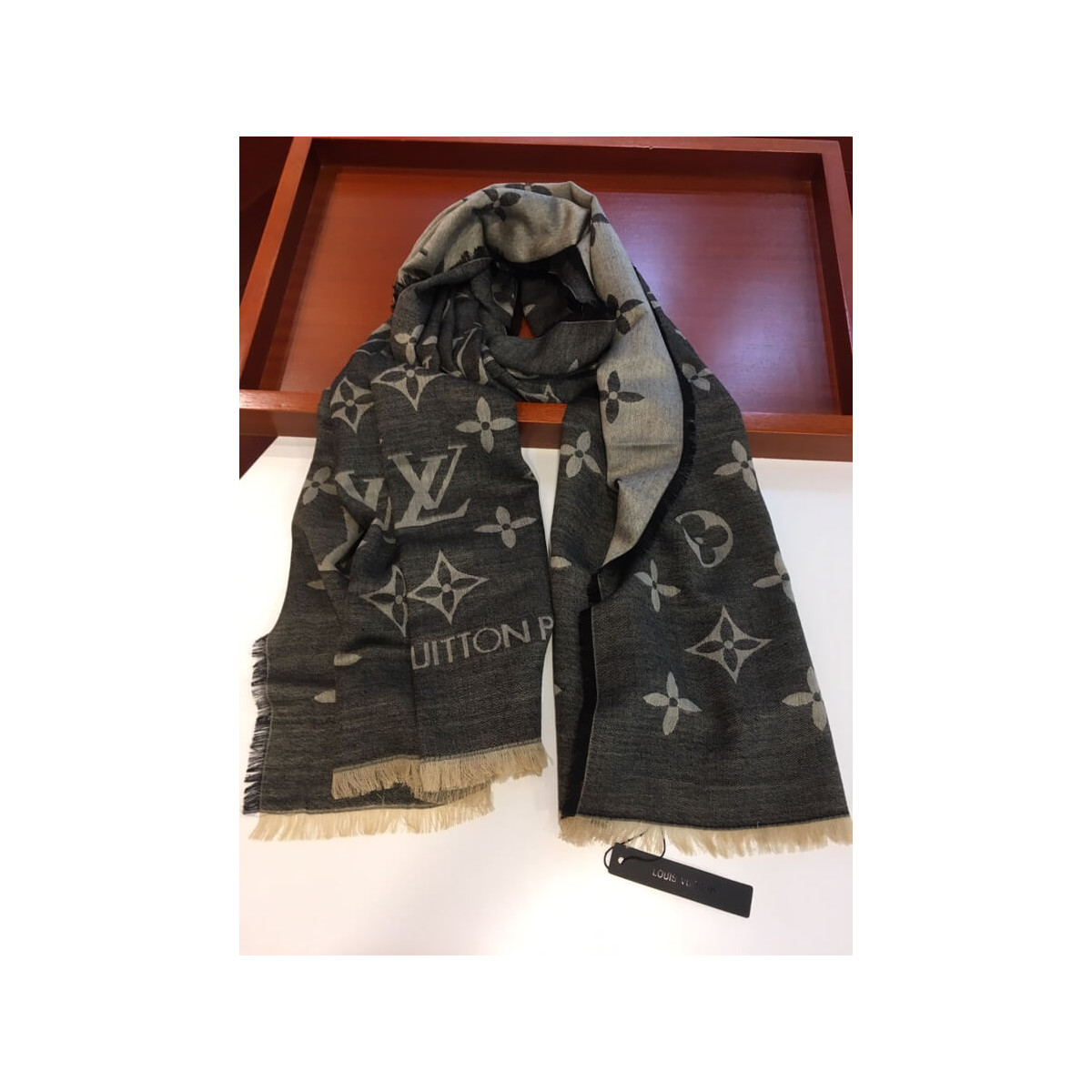 Louis Vuitton Daily Monogram Stole M70674