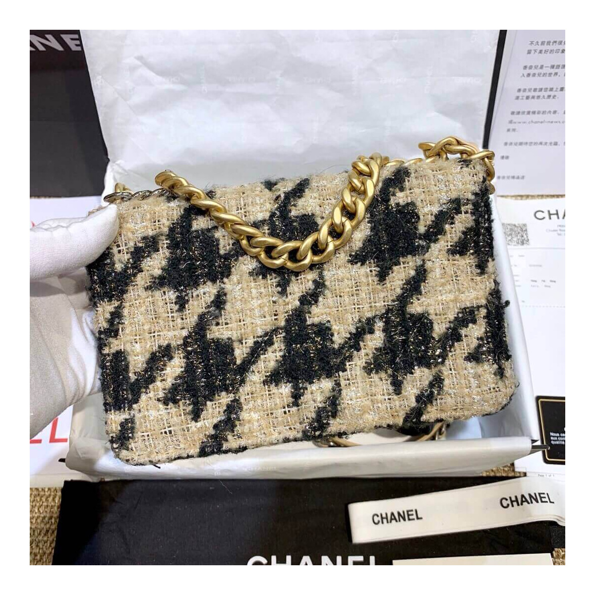 Chanel 19 Tweed Woc With Leather Coin Purse AP0985