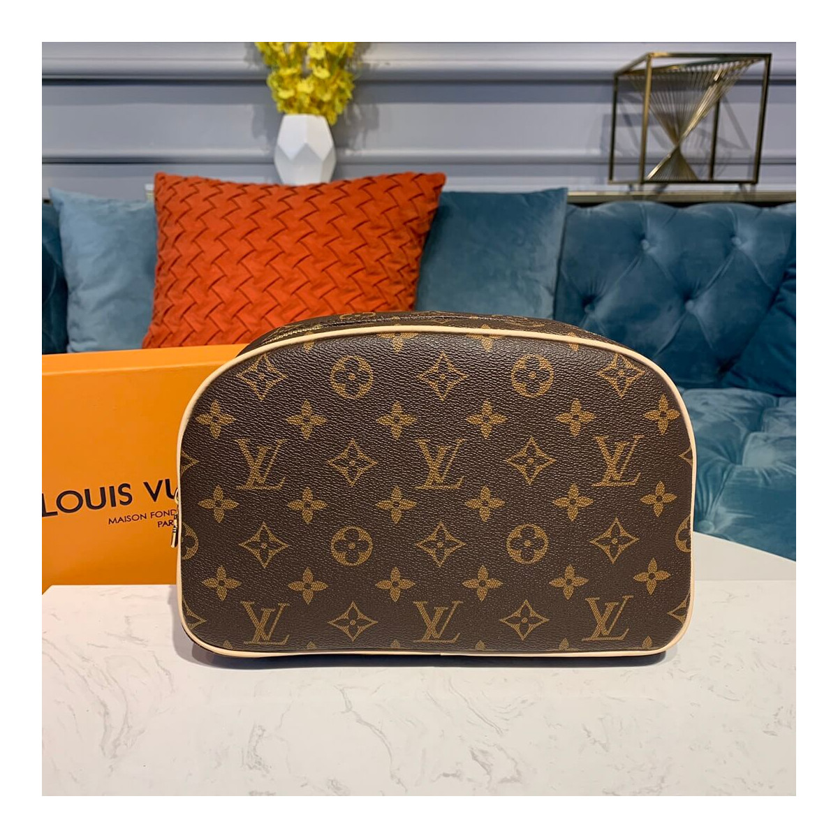 Louis Vuitton Monogram Canvas Toiletry Bag 25 M47527