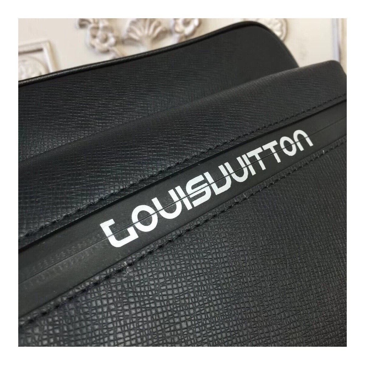 Louis Vuitton Taiga Leather Messenger PM M31003