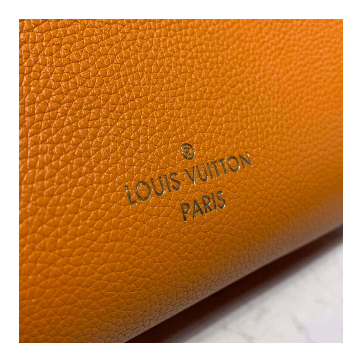 Louis Vuitton On My Side M56077