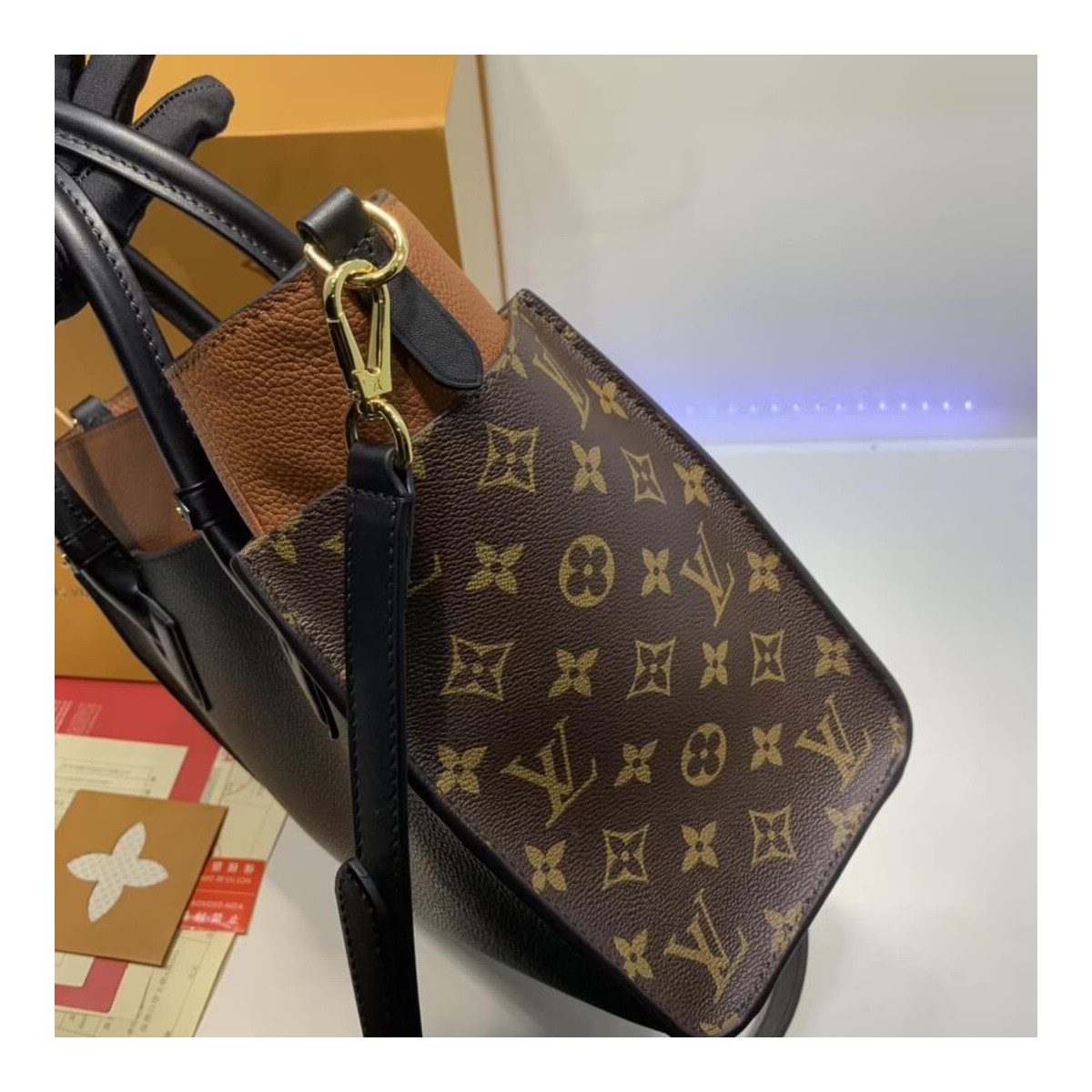 Louis Vuitton On My Side M53823