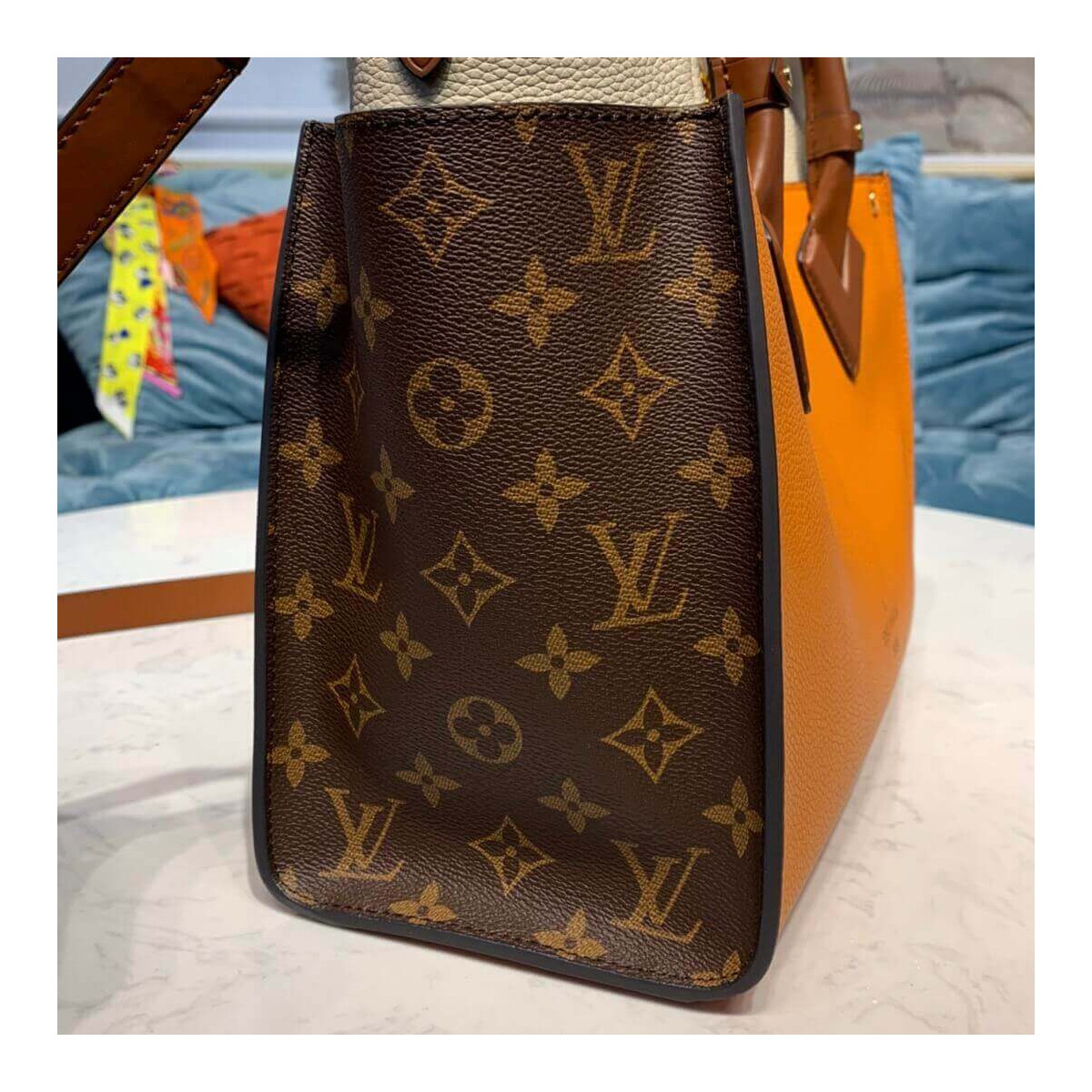 Louis Vuitton On My Side M56077