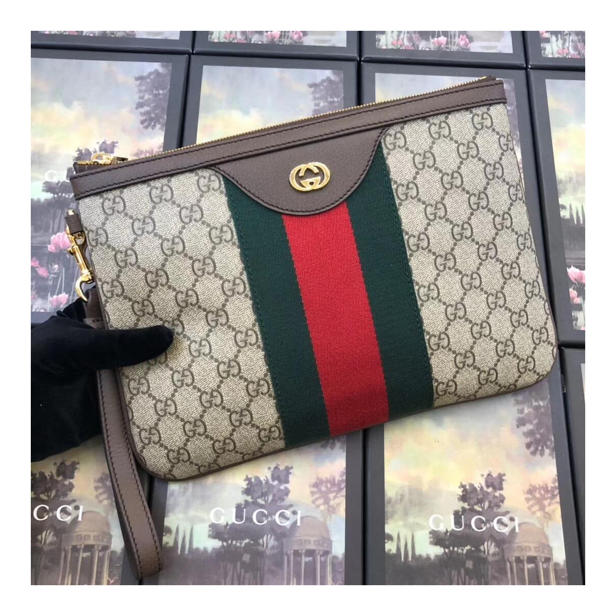 Gucci GG Supreme Pouch 449479