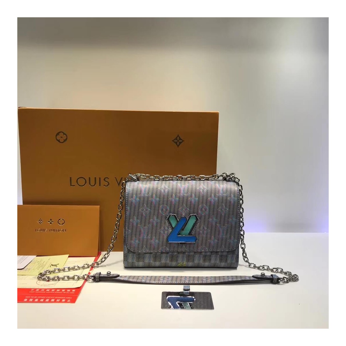 Louis Vuitton Twist MM M55480