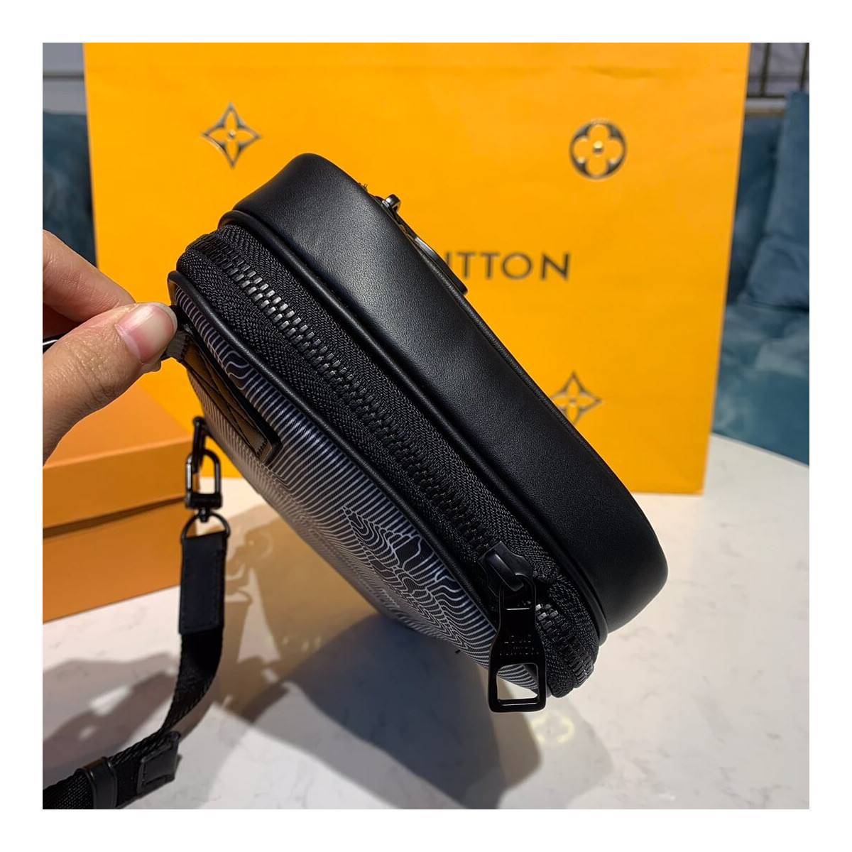 Louis Vuitton Expandable Messenger M55698