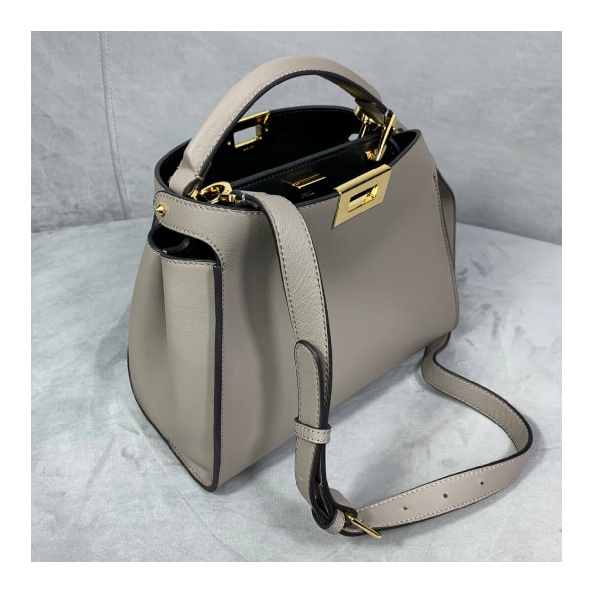 Fendi Peekaboo Iconic Essentially 8BN302