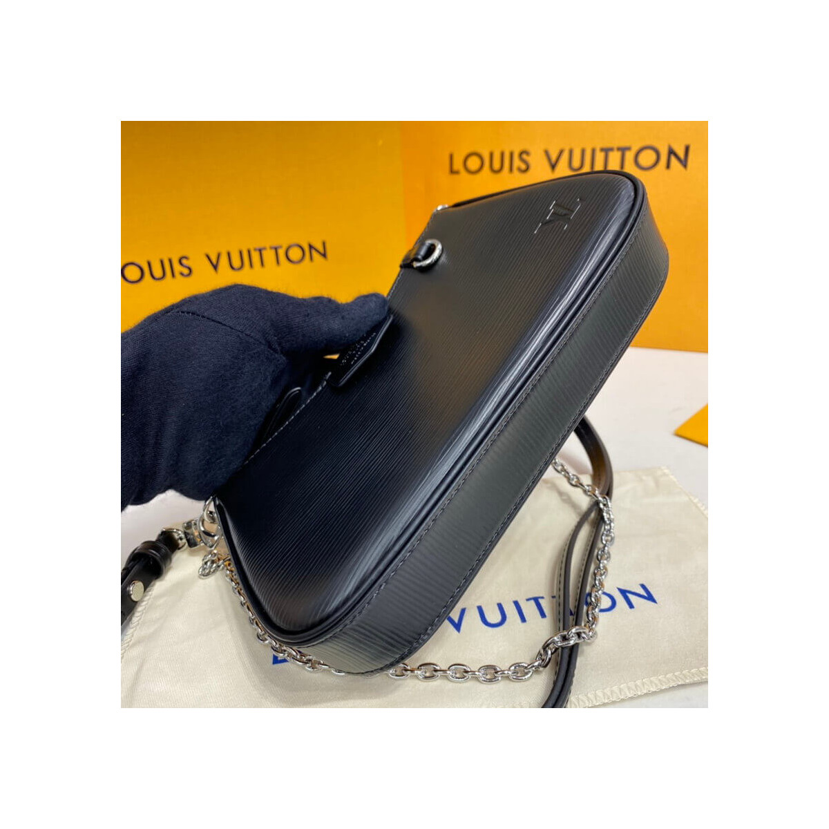 Louis Vuitton Easy Pouch On Strap M80471