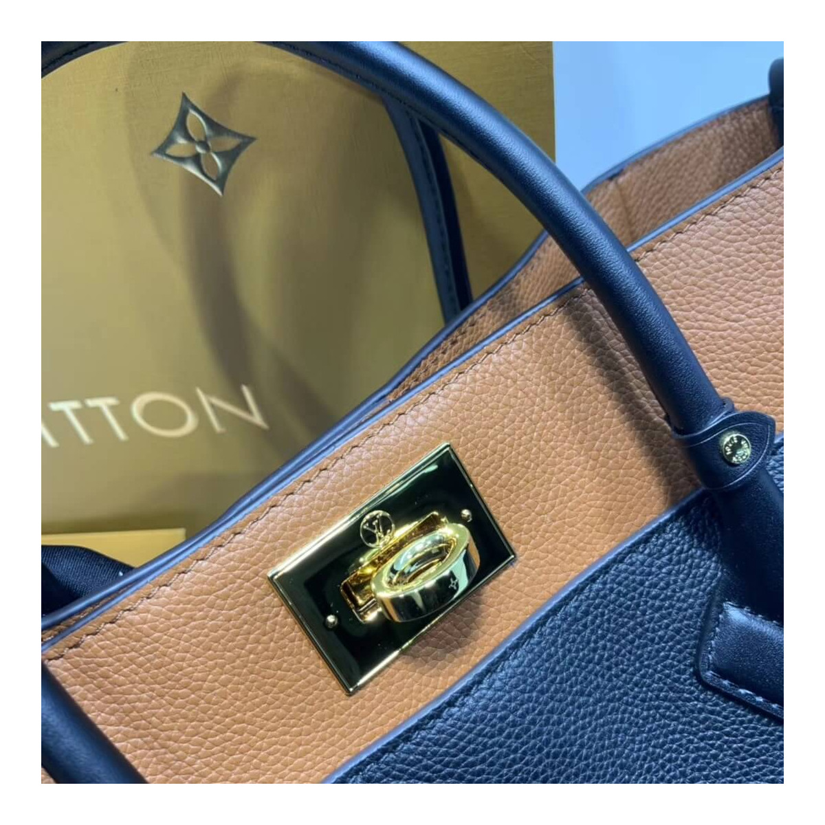 Louis Vuitton On My Side M53823