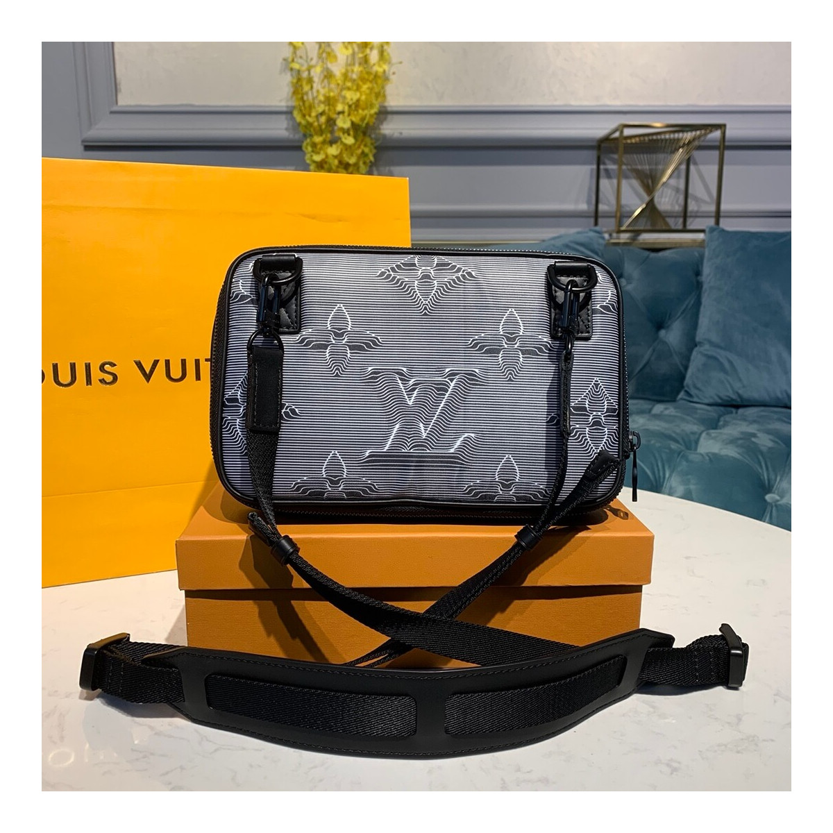 Louis Vuitton Expandable Messenger M55698